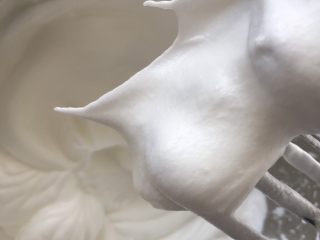 12、宝宝辅食12M➕：8寸戚风蛋糕,再转一档低速，打蛋器垂直对着蛋盆，在蛋盆中间画圈圈慢慢搅打，要不断观察蛋白霜，达到细腻有光泽的程度停止，千万不要打发过头