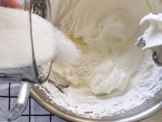 10、宝宝辅食12M➕：8寸戚风蛋糕,加入剩余的细砂糖