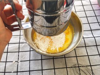 13、宝宝辅食12M➕：8寸戚风蛋糕,打发好的蛋白霜放一旁静置，同时预热烤箱，上下火160度，然后开始打发蛋黄糊，先将低粉过筛进步骤2里