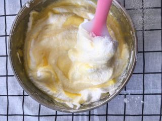 14、宝宝辅食12M➕：8寸戚风蛋糕,将刚才静置的蛋白霜取三分之一加入面糊里，拨动结合翻拌的手法，把这部分面糊混合混匀