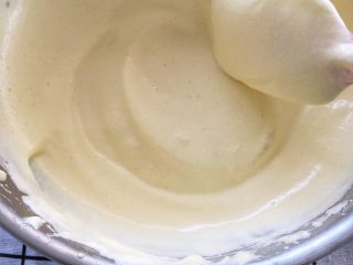 15、宝宝辅食12M➕：8寸戚风蛋糕,把混合均匀的面糊全部倒进蛋白霜里，用翻拌的手法，中间划入，抄起底步，转到蛋盆，不断重复，直到将面糊搅拌至细腻，无明显大气泡为止