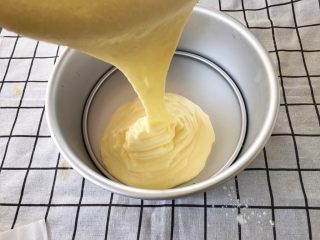 16、宝宝辅食12M➕：8寸戚风蛋糕,搅匀的面糊倒入模具里