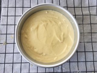 17、宝宝辅食12M➕：8寸戚风蛋糕,然后震动模具，把里面的大气泡震出来