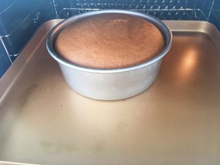 18、宝宝辅食12M➕：8寸戚风蛋糕,尽快送入烤箱中下层160度烤35分钟即可