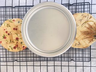 19、宝宝辅食12M➕：8寸戚风蛋糕,烤好的戚风拿出来后从距离桌面15-20里面的距离摔下去，一两次就好，然后倒扣至完全放凉再脱模即可