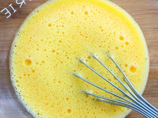 4、炖鸡蛋,加1.5～2倍的水继续打均匀