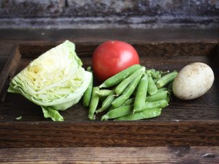 1、番茄鹅蛋炒豌豆卷心菜,准备好主要食材:鹅蛋、番茄、圆白菜、豌豆。