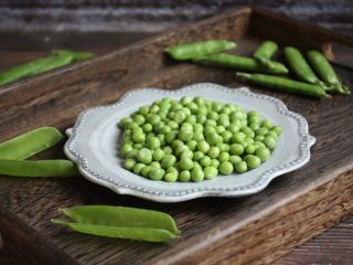 3、番茄鹅蛋炒豌豆卷心菜,将豌豆剥成豌豆粒。