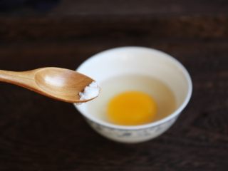 7、番茄鹅蛋炒豌豆卷心菜,放入一丢丢的盐。