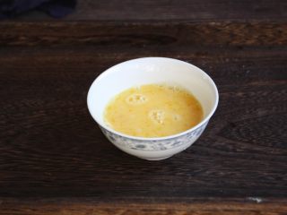 8、番茄鹅蛋炒豌豆卷心菜,将它们搅打均匀。