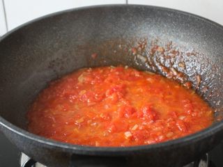 11、番茄鹅蛋炒豌豆卷心菜,将番茄放入锅里,翻炒均匀,炒熟炒透。