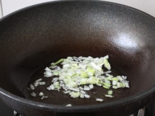 10、番茄鹅蛋炒豌豆卷心菜,热锅凉油,放入葱花,炒出香味。