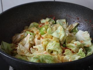 13、番茄鹅蛋炒豌豆卷心菜,放入圆白菜,炒至断生。