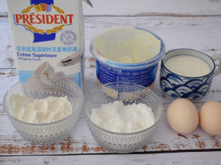 1、酸奶芝士蛋糕,准备好材料