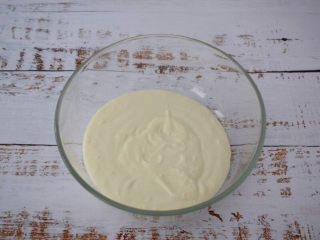 3、酸奶芝士蛋糕,倒入碗中