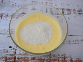 6、酸奶芝士蛋糕,筛入低筋面粉