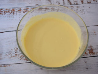 7、酸奶芝士蛋糕,搅拌均匀备用