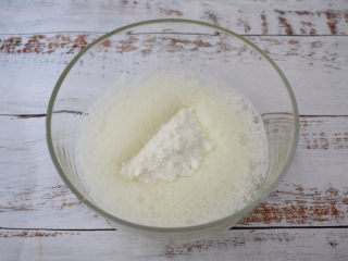 10、酸奶芝士蛋糕,再加入三分之一的糖粉，打发至明显有纹路