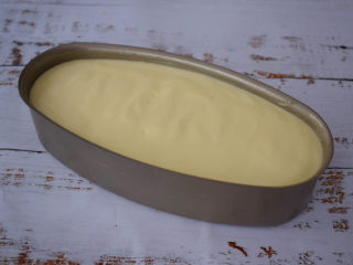 17、酸奶芝士蛋糕,把蛋糕糊倒入模具中，震出大气泡