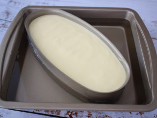 18、酸奶芝士蛋糕,放入烤盘，烤盘装入清水