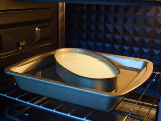 19、酸奶芝士蛋糕,放入预热好的烤箱，上下火145度，下层70分钟