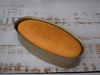 20、酸奶芝士蛋糕,烤好在烤箱焖30分钟后再取出晾凉后再脱模，或者等凉透后放入冰箱冷藏四小时后脱模后食用口感更佳。