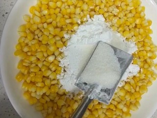 1、黄金玉米烙,煮熟的玉米加淀粉，糯米粉，一勺白糖