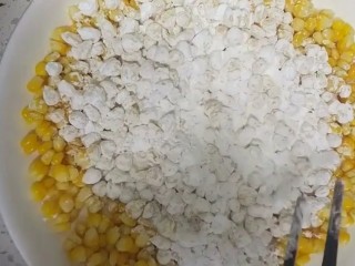 2、黄金玉米烙,搅拌均匀