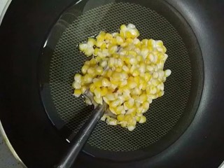 3、黄金玉米烙,锅放油玉米下入锅中煎