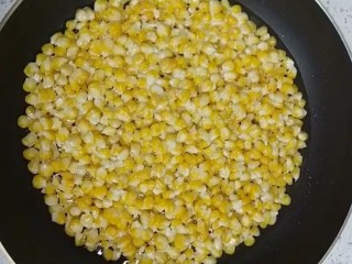 4、黄金玉米烙,摊成一个饼，小火慢煎煎至金黄