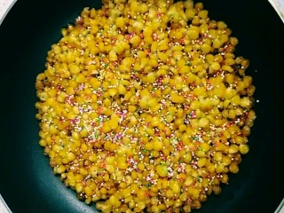 5、黄金玉米烙,撒上蔡真出锅切开即可