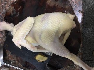 1、月子红酒炖鸡,自己烧水杀鸡，这样血放的干净