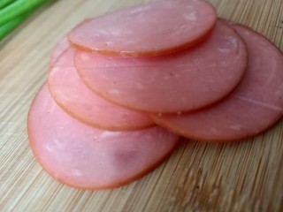2、手抓饼的万能吃法1,火腿切片，要切很薄(最好是买超市现成的火腿片)，有培根的在放一片培根