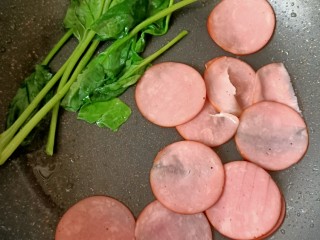 3、手抓饼的万能吃法1,再把火腿，菠菜煎一下
