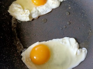 4、手抓饼的万能吃法1,鸡蛋煎一下，不用煎的太熟