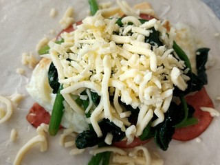 5、手抓饼的万能吃法1,最下面放芝士片，最上面放芝士碎，中间随便搭排