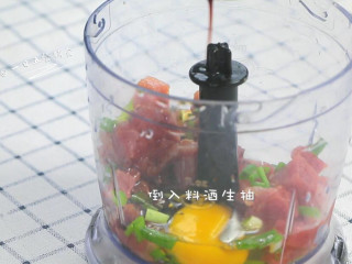 2、千张包肉,加入葱花，1个鸡蛋、7克料酒、10克生抽。