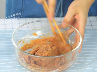 4、千张包肉,加入3克淀粉，顺时针搅拌3分钟，使肉富有粘性。