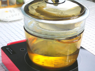 7、千张包肉,肉卷入蒸锅，上气后蒸15分钟。