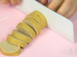 8、千张包肉,取出稍微放凉切片。