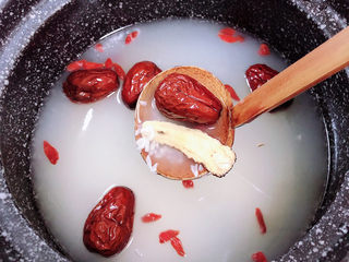 4、鸡蛋醪糟汤,加入水，放入红枣、枸杞子、当归。