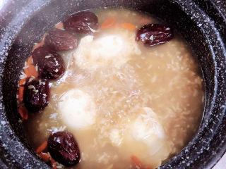 10、鸡蛋醪糟汤,打开盖儿，鸡蛋独立浮起，搅拌醪糟汤。