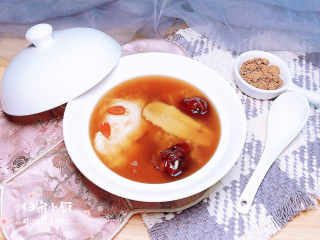 13、鸡蛋醪糟汤,倒入醪糟汤，一碗靓丽的鸡蛋醪糟汤的上桌了！