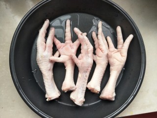 2、#咸味#绝味鸡爪,鸡爪解冻，洗干净，用剪刀剪去指甲