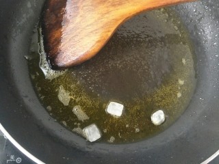 3、#咸味#绝味鸡爪,热锅冷油，放入冰糖炒糖色。