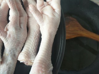 4、#咸味#绝味鸡爪,炒好糖色后倒入鸡爪