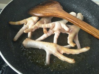 5、#咸味#绝味鸡爪,翻炒五分钟左右