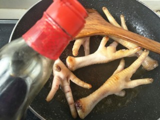 6、#咸味#绝味鸡爪,倒入适量的老抽