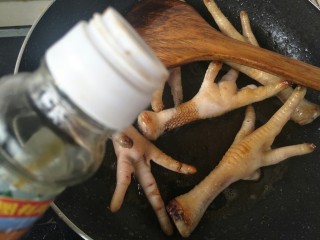 7、#咸味#绝味鸡爪,生抽和米醋翻炒一两分钟