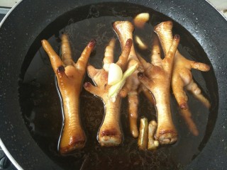 8、#咸味#绝味鸡爪,加一碗热水加入生姜，蒜瓣